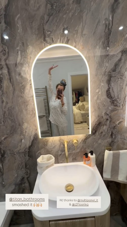 Olivia flashed a peace sign as she posed for a selfie in her LED-lit mirror