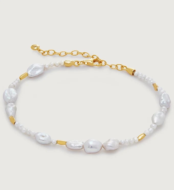 Pearl and gold beaded bracelet.