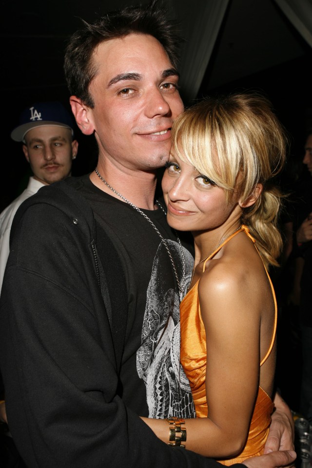 DJ AM and Nicole Richie embracing.