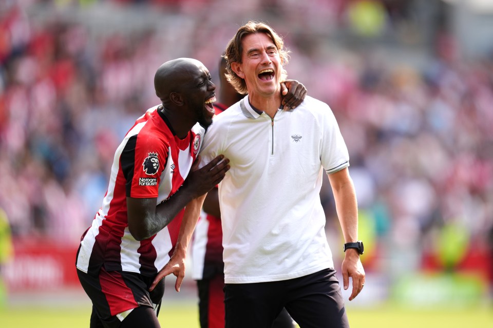 Yoane Wissa celebrates with Brentford boss Thomas Frank