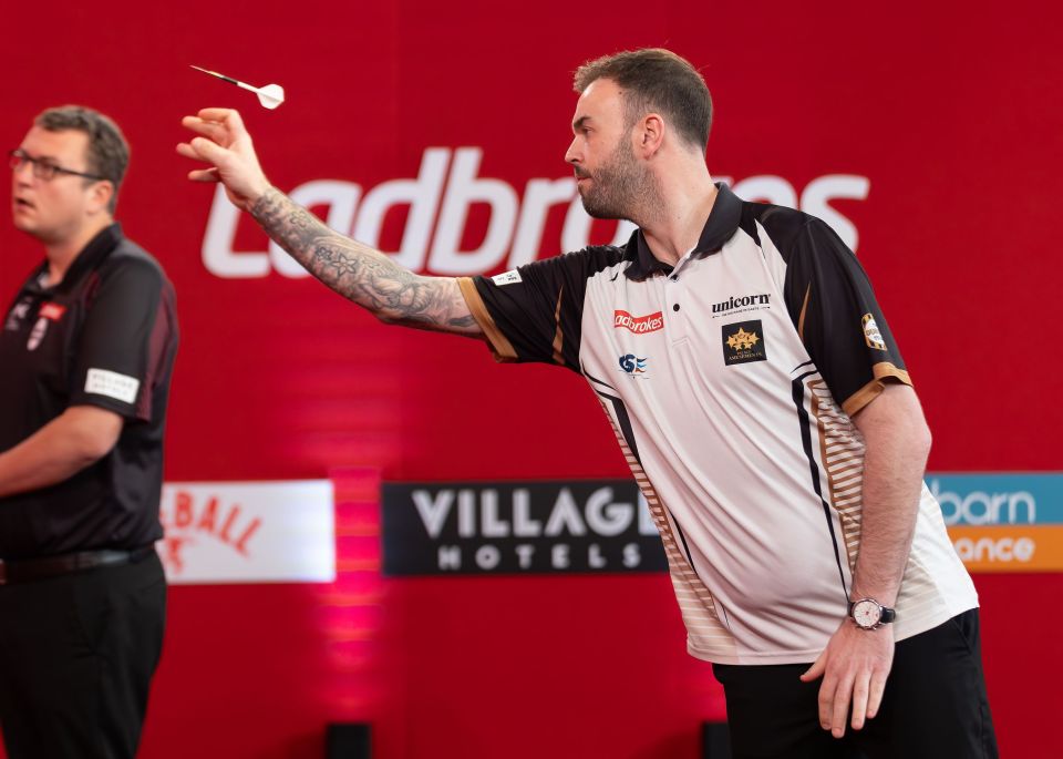 Ross Smith throwing a dart during a quarter-final match.