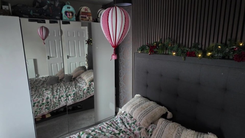 Sue and Noel's bedroom also has a Christmas wreath, festive bedding and a hot air balloon