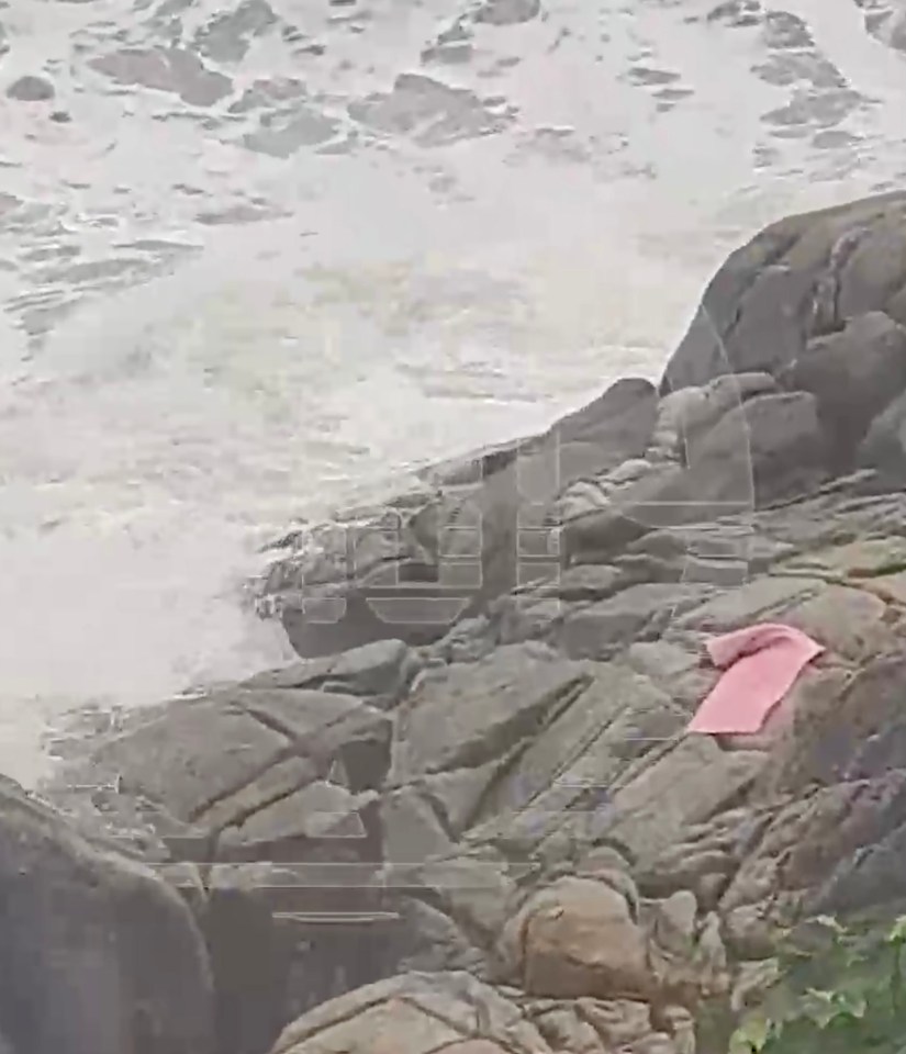 Her pink yoga mat was seen on the rocks