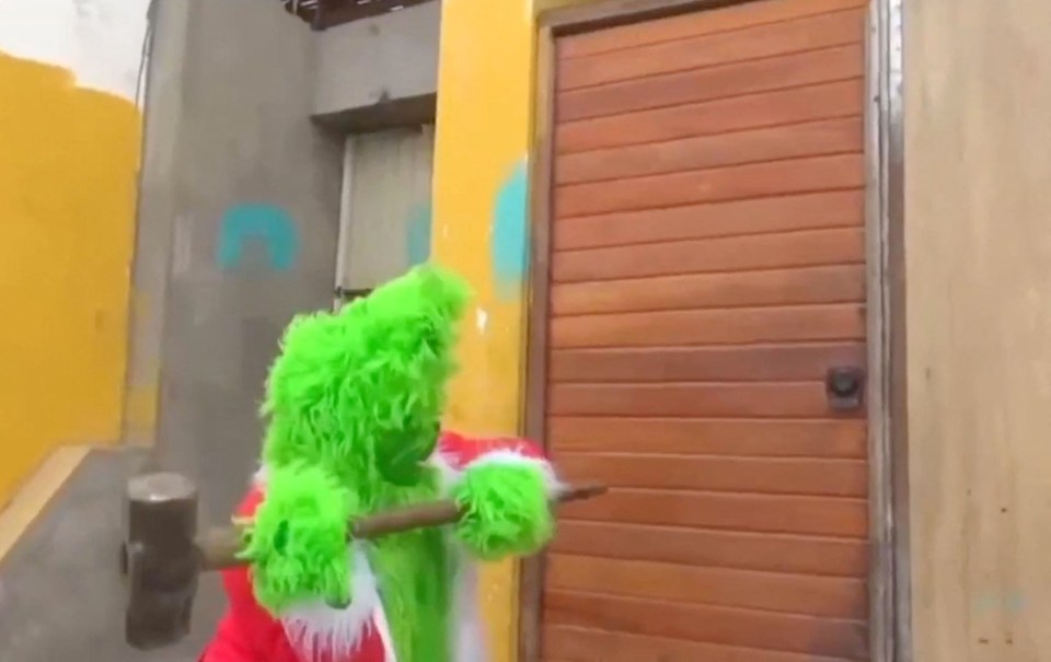 A sledgehammer-wielding Grinch led a police drugs raid on a house in Lima, Peru