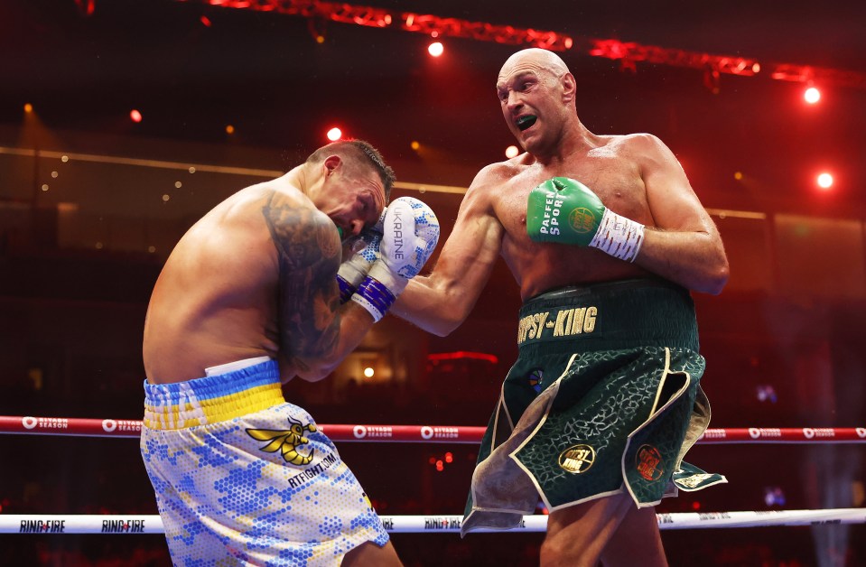 Tyson Fury punches Oleksandr Usyk in a boxing match.