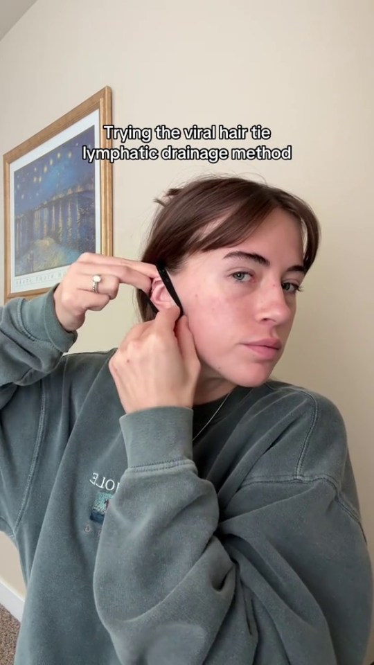 The TikTokker then demonstrated how to attach the hairbands to your ears.