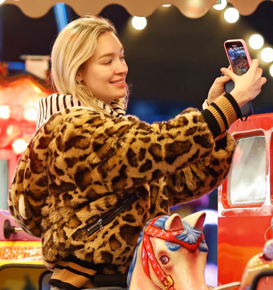 Roxy could be seen snapping several selfies while at the fun Christmas venue