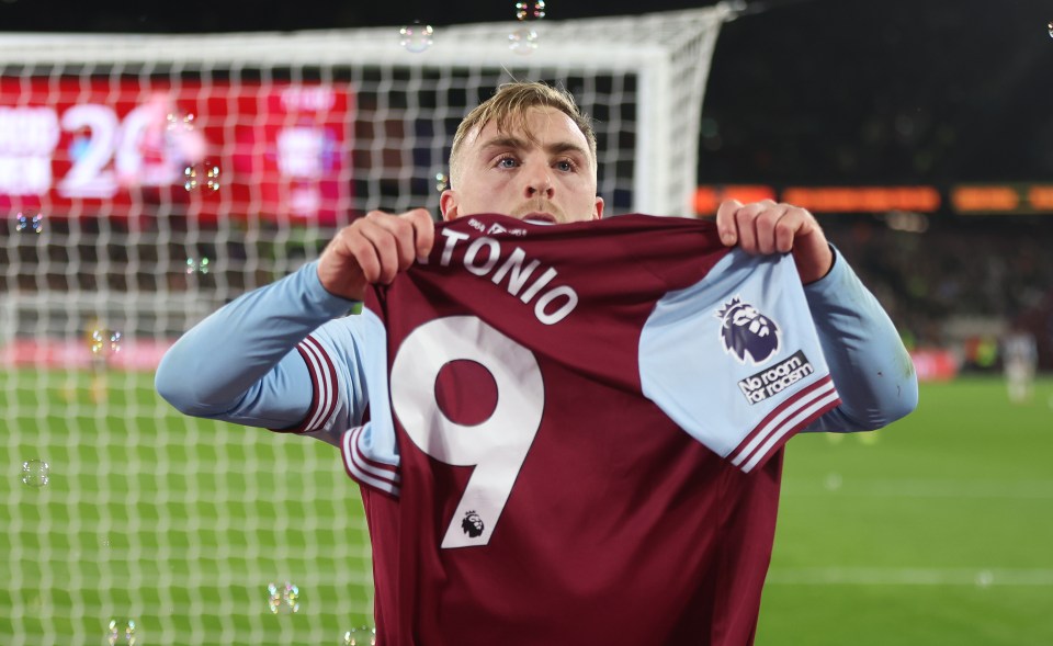 Jarrod Bowen held Michail Antonio's shirt aloft after his goal