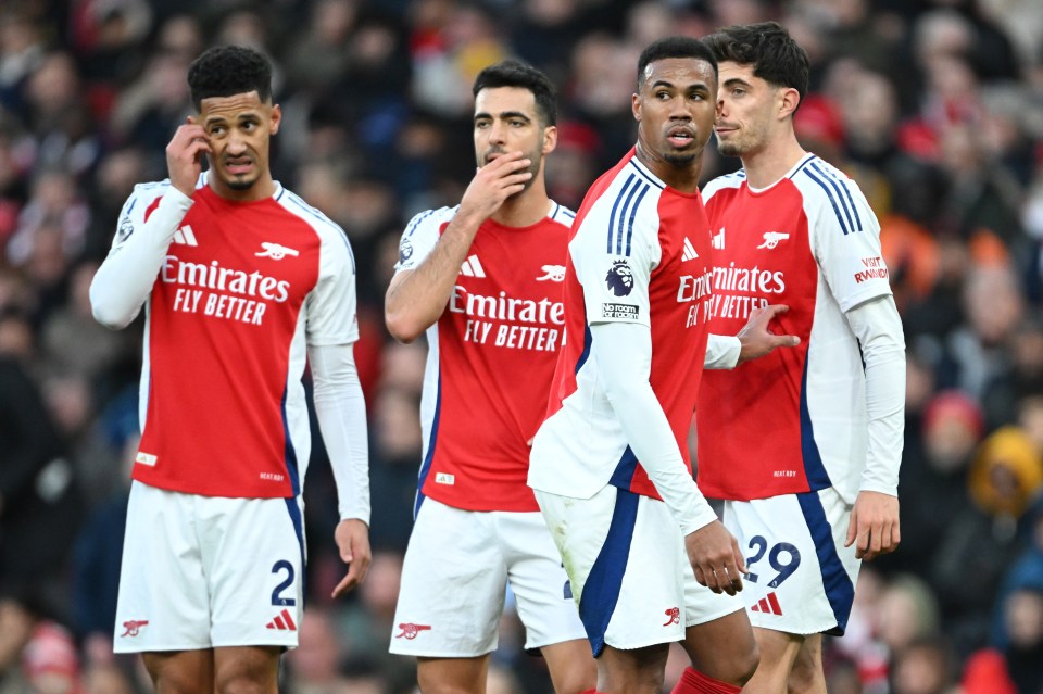 Arsenal limped to a goalless draw with Everton