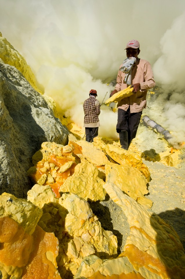 Worker carrying the sulphur blocks at the site