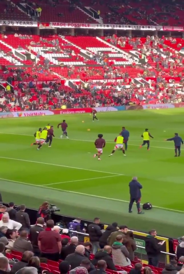 Manchester United players practiced corner-kicks before the match with Everton