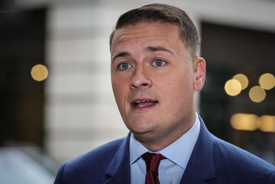 Wes Streeting has told Brits to layer up this weekend