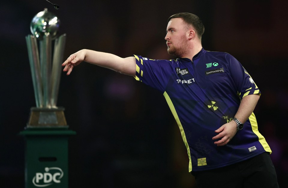 Luke Littler throwing a dart at the World Darts Championship.