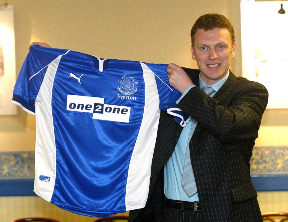 David Moyes holding up an Everton soccer jersey.