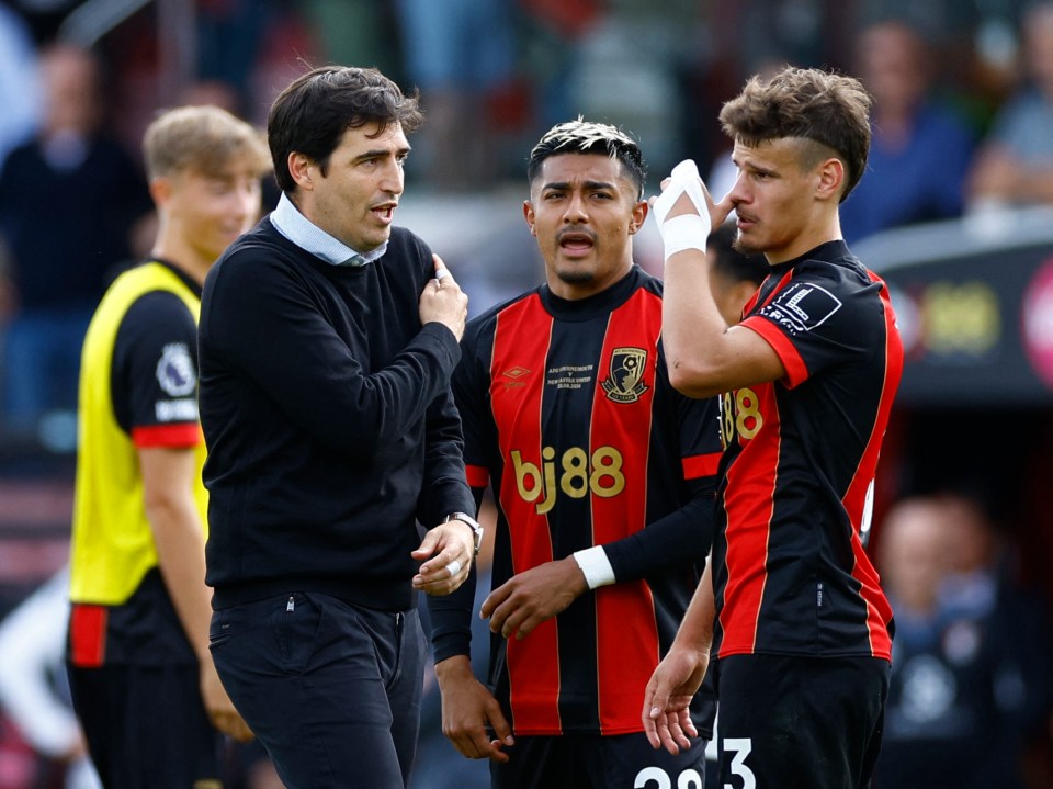 AFC Bournemouth manager Andoni Iraola speaks with players Milos Kerkez and Julian Araujo.