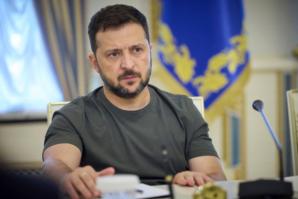 Volodymyr Zelenskyy listens to Rafael Grossi during a bilateral discussion.