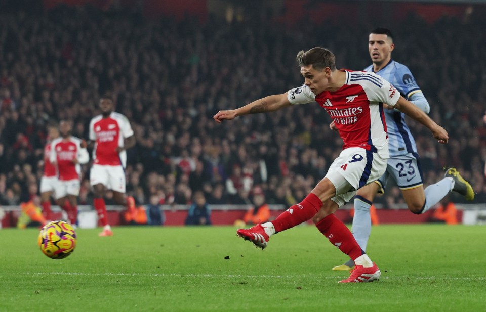 Leandro Trossard scoring a goal for Arsenal.