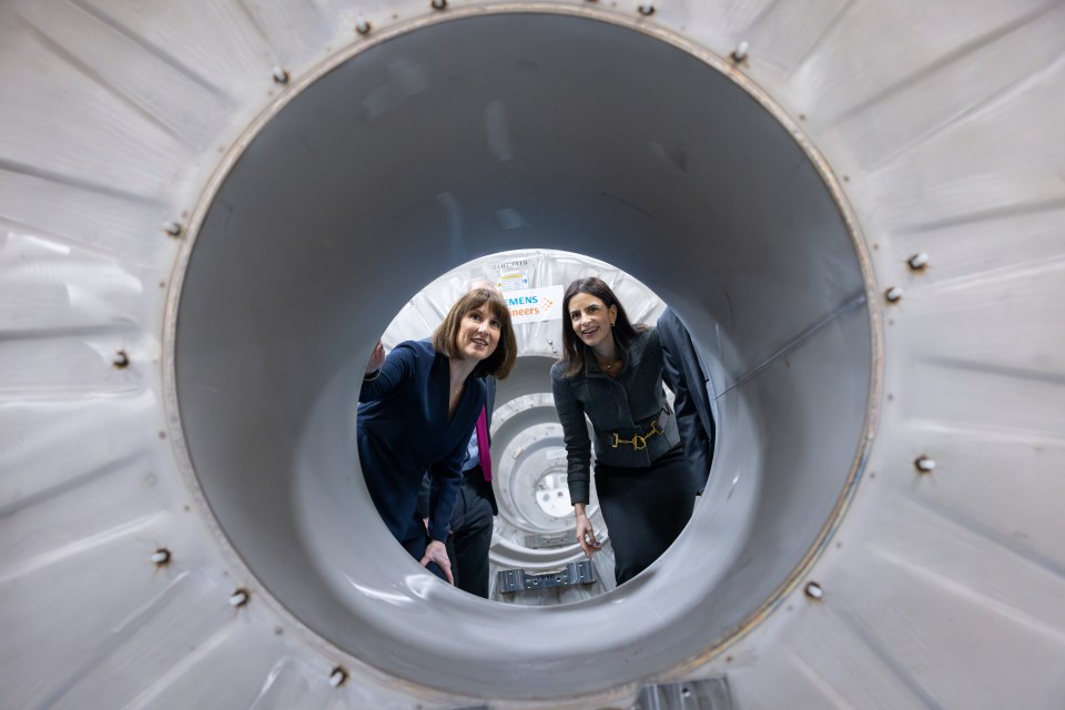 Rachel Reeves and Patrick Vallance looking inside a Siemens Healthineers machine.