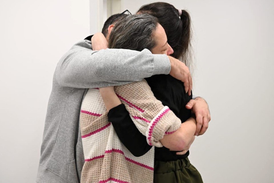 A released Israeli hostage embracing her family.