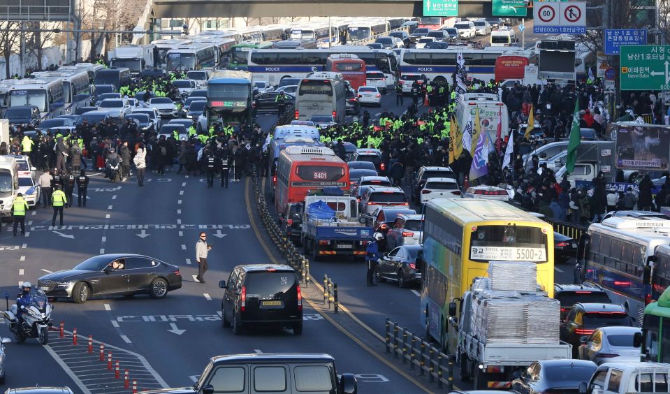 Vehicles blocking the entrance to the South Korean president's residence.