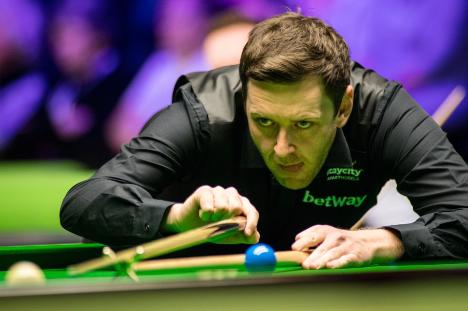 Ricky Walden playing snooker.