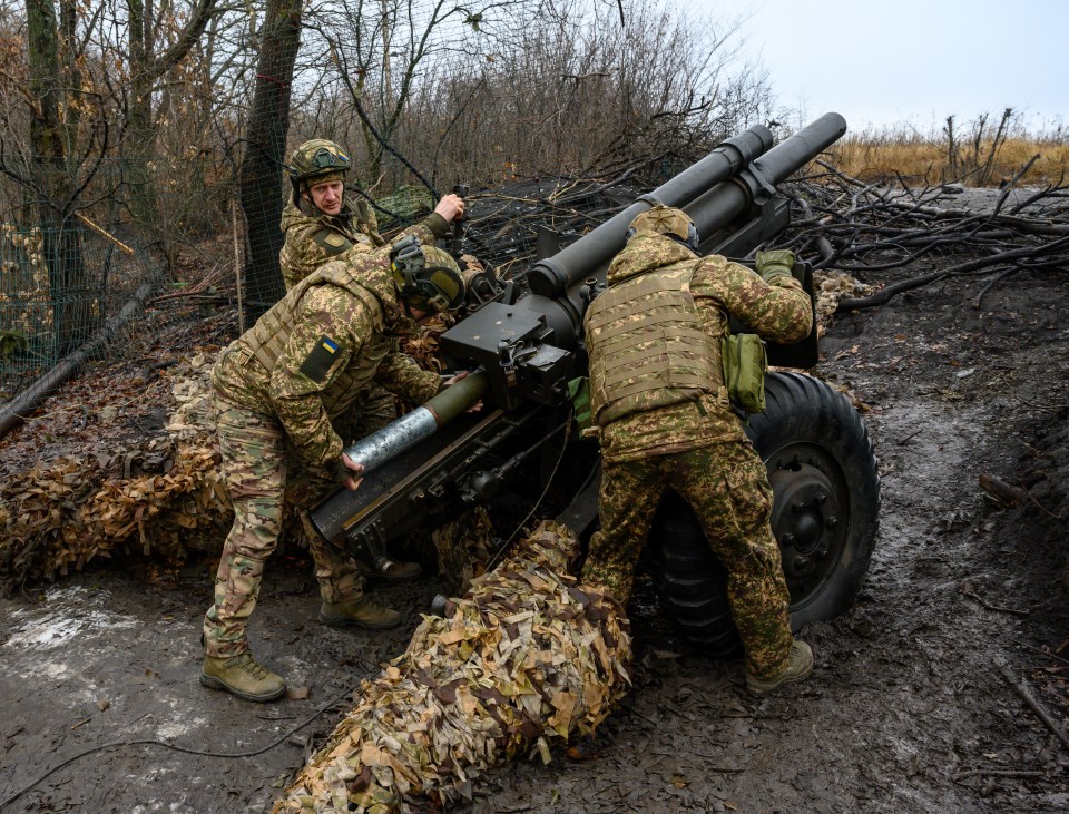 Ukrainian soldiers loading an artillery piece.