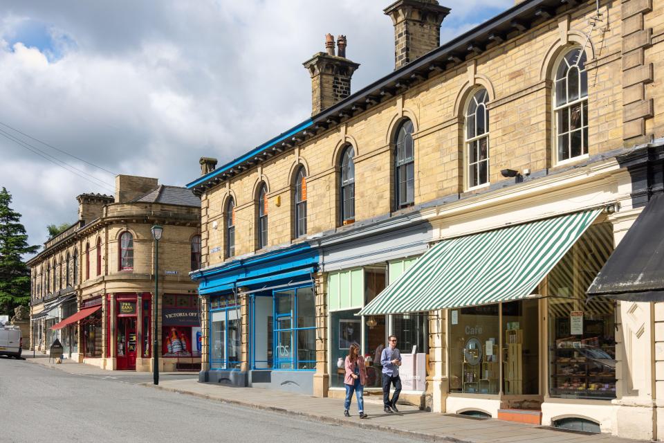 2AH1NX3 Victoria Road, Saltaire World Heritage Site Village, Shipley, City of Bradley, West Yorkshire, England, United Kingdom