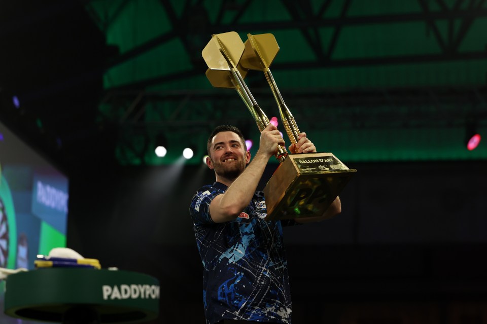 Luke Humphries holding the Ballon d'Art trophy at the PDC World Darts Championships.