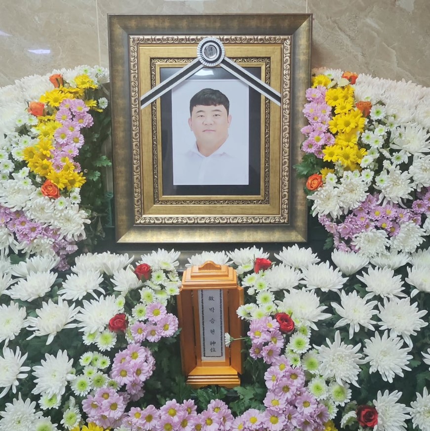 Memorial photo and flowers for Seung Hyun.