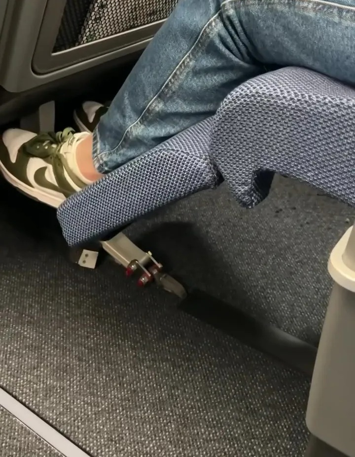 Airplane seat with hard shell preventing disturbance to the passenger behind when reclining.