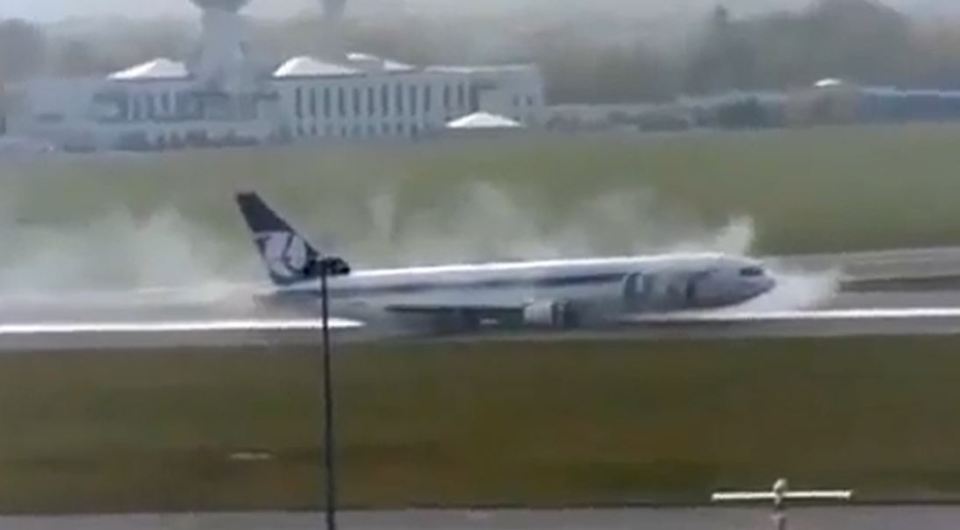 Boeing 767 making emergency landing without landing gear.