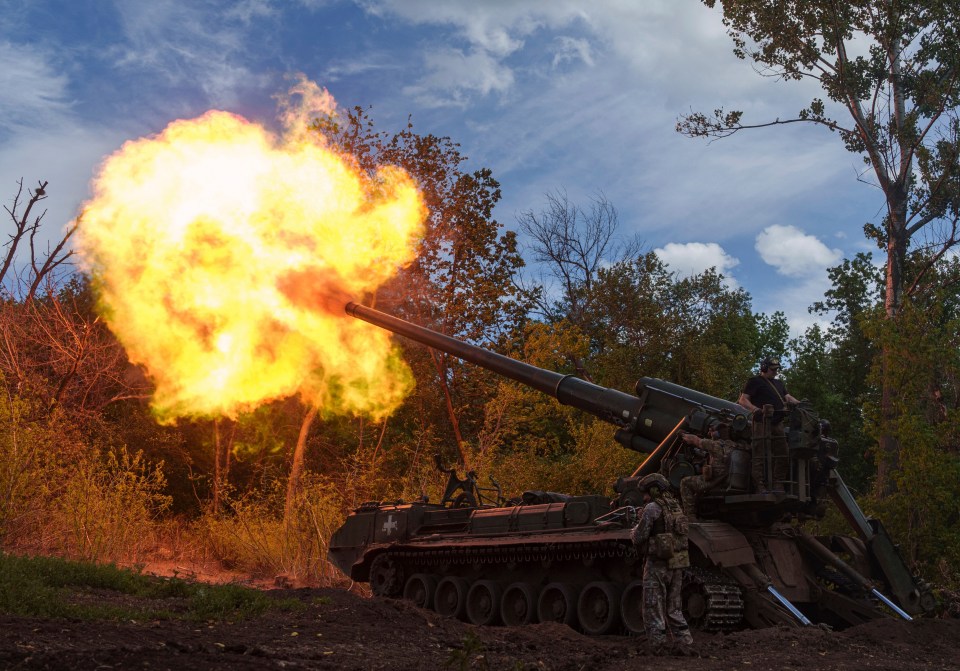 Ukrainian soldiers firing a self-propelled howitzer.