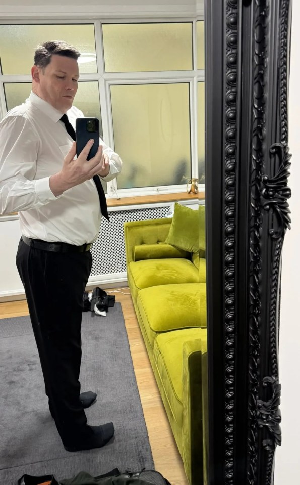 Mark Labbett in a mirror selfie, showing off weight loss.