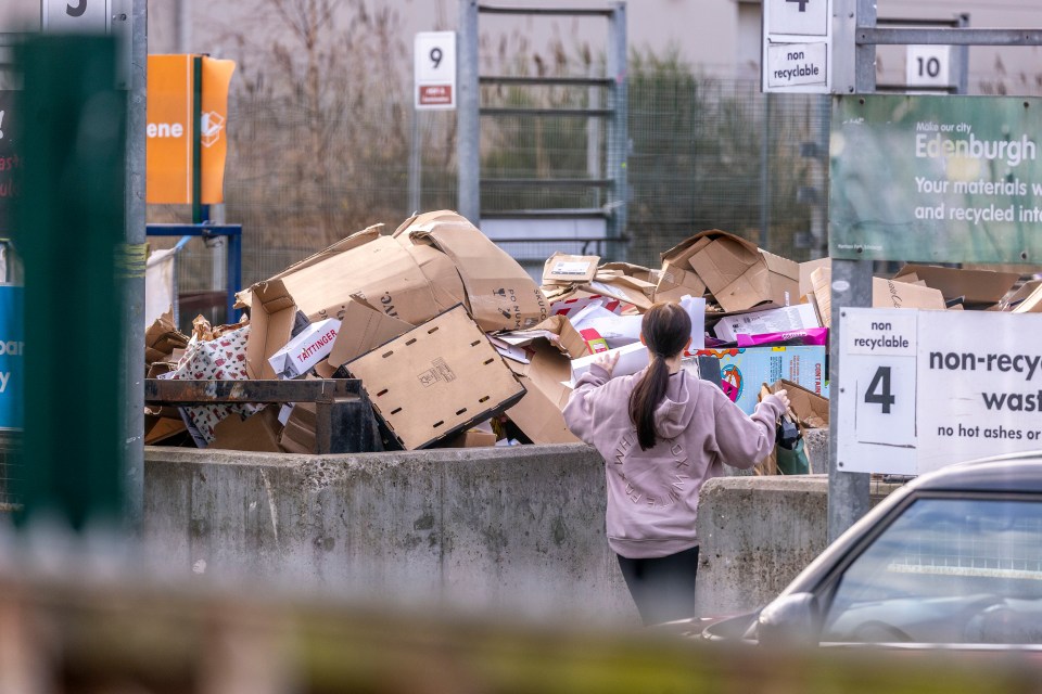 27-12-2024.News - rubbish bins overflow and busy recycle centres in Edinburgh after Christmas...Busy at the Sighthill Community recycle centre with skips full to the brim...Pic:Andy Barr..www.andybarr.com..Copyright Andrew Barr Photography..No reuse without permission..andybarr@mac.com.+44 7974923919.