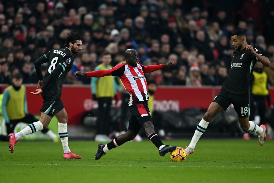 epa11834109 Brentford's Yoane Wissa (C) in action against Liverpool's Dominik Szoboszlai (L) and Cody Gakpo (R) during the English Premier League match between Brentford FC and Liverpool FC, in London, Britain, 18 January 2025. EPA/DANIEL HAMBURY EDITORIAL USE ONLY. No use with unauthorized audio, video, data, fixture lists, club/league logos, 'live' services or NFTs. Online in-match use limited to 120 images, no video emulation. No use in betting, games or single club/league/player publications.