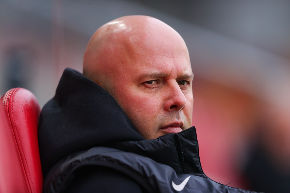 BRENTFORD, ENGLAND - JANUARY 18: Arne Slot, manager of Liverpool, looks on prior to the Premier League match between Brentford FC and Liverpool FC at Gtech Community Stadium on January 18, 2025 in Brentford, England. (Photo by James Gill - Danehouse/Getty Images)