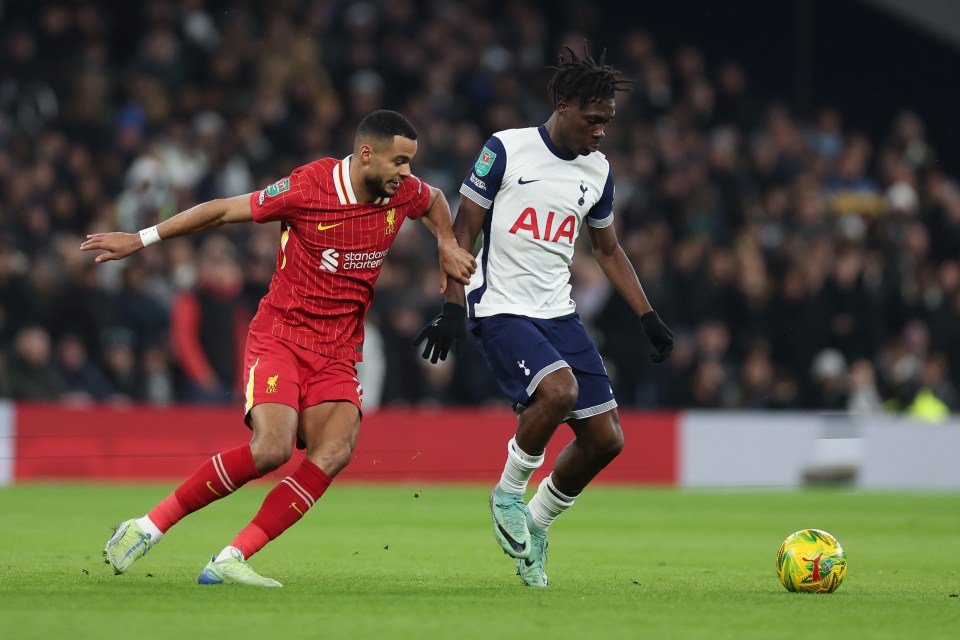 LONDON, ENGLAND - JANUARY 08: Cody Gakpo of Liverpool battles for possession with Yves Bissouma of Tottenham Hotspur during the Carabao Cup Semi Final First Leg match between Tottenham Hotspur and Liverpool at Tottenham Hotspur Stadium on January 08, 2025 in London, England. (Photo by Harry Murphy - Danehouse/Getty Images)