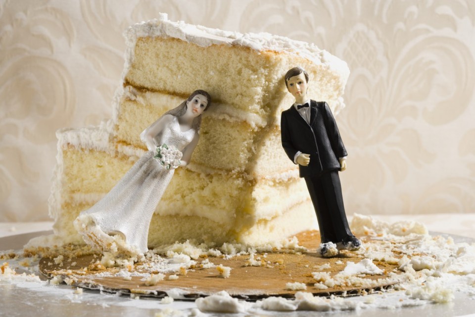 Illustration of a broken wedding cake with bride and groom figurines.