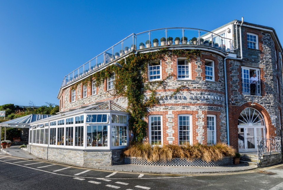 K93FDA Exterior view of Rick Stein's Seafood Restaurant, Padstow, a small fishing village on the west bank of the River Camel estuary north coast of Cornwall