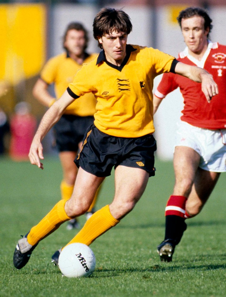 John Richards of Wolverhampton Wanderers dribbling the ball.