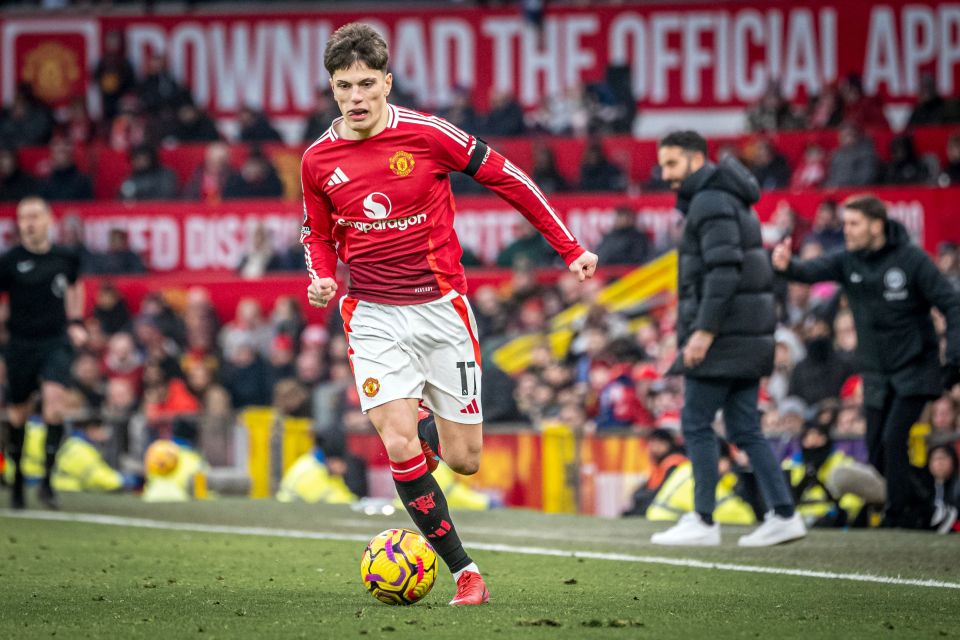 Alejandro Garnacho of Manchester United dribbling the ball during a Premier League match.