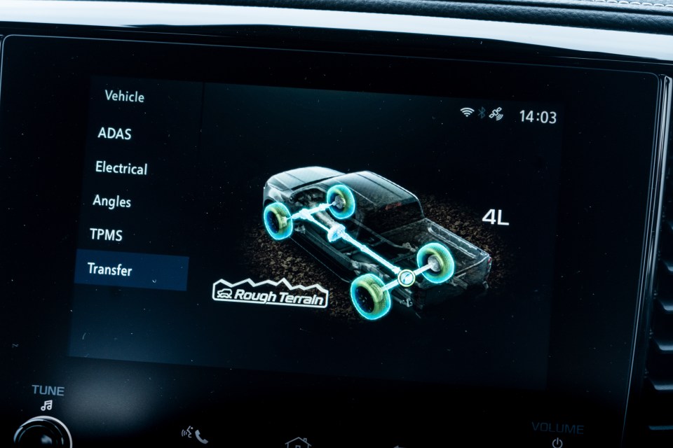 Dashboard screen showing vehicle settings, including 4L and rough terrain options.