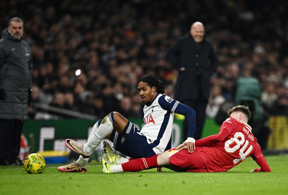 Soccer Football - Carabao Cup - Semi Final - First Leg - Tottenham Hotspur v Liverpool - Tottenham Hotspur Stadium, London, Britain - January 8, 2025 Liverpool's Conor Bradley in action with Tottenham Hotspur's Djed Spence REUTERS/Dylan Martinez EDITORIAL USE ONLY. NO USE WITH UNAUTHORIZED AUDIO, VIDEO, DATA, FIXTURE LISTS, CLUB/LEAGUE LOGOS OR 'LIVE' SERVICES. ONLINE IN-MATCH USE LIMITED TO 120 IMAGES, NO VIDEO EMULATION. NO USE IN BETTING, GAMES OR SINGLE CLUB/LEAGUE/PLAYER PUBLICATIONS. PLEASE CONTACT YOUR ACCOUNT REPRESENTATIVE FOR FURTHER DETAILS..