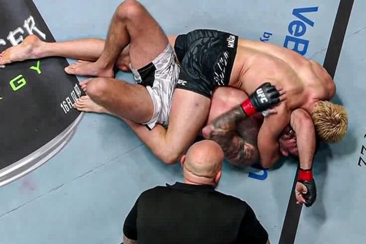 Reinier de Ridder applying an arm-triangle choke in a UFC match.