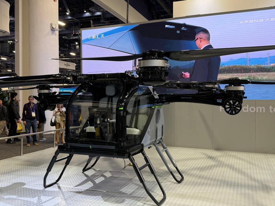 Foldable eVTOL helicopter comes out the back of the car