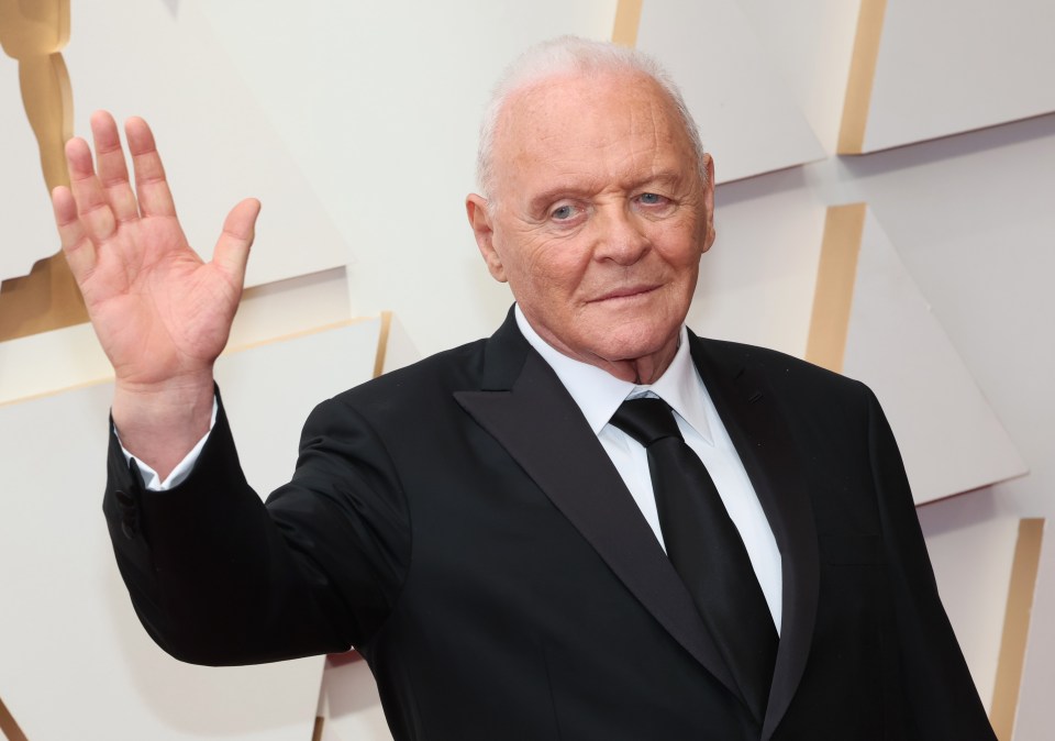 Anthony Hopkins waving at the Academy Awards.