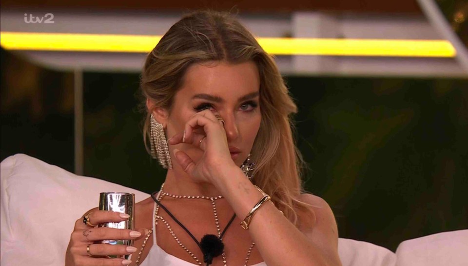 Tina Stinnes crying on Love Island.