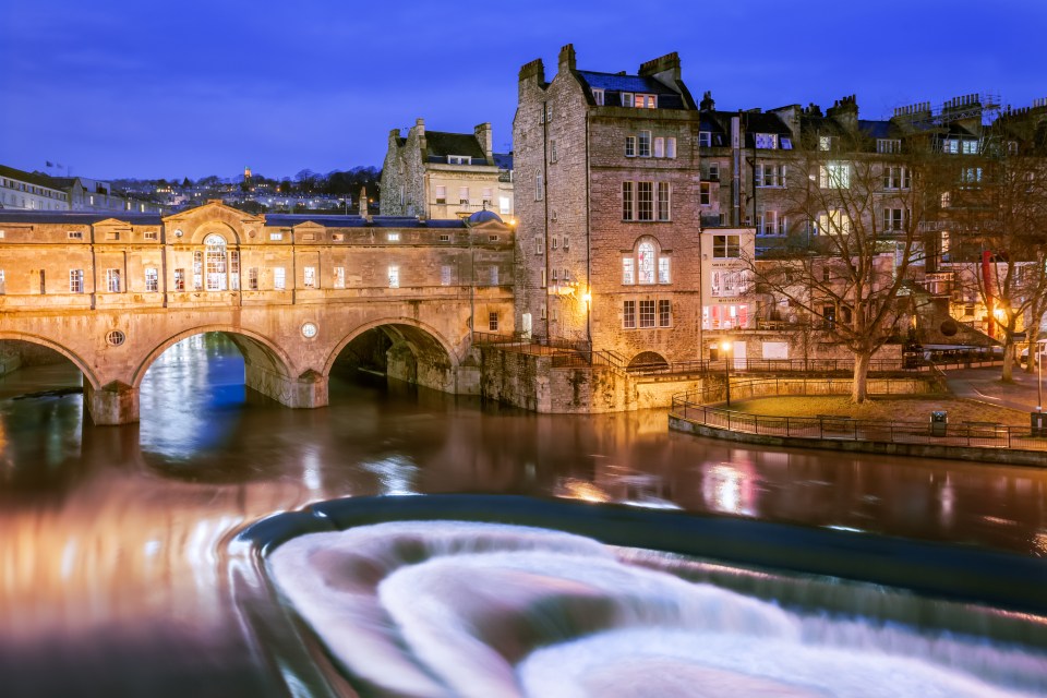 Pulteney Bridge in Bath, England at night.