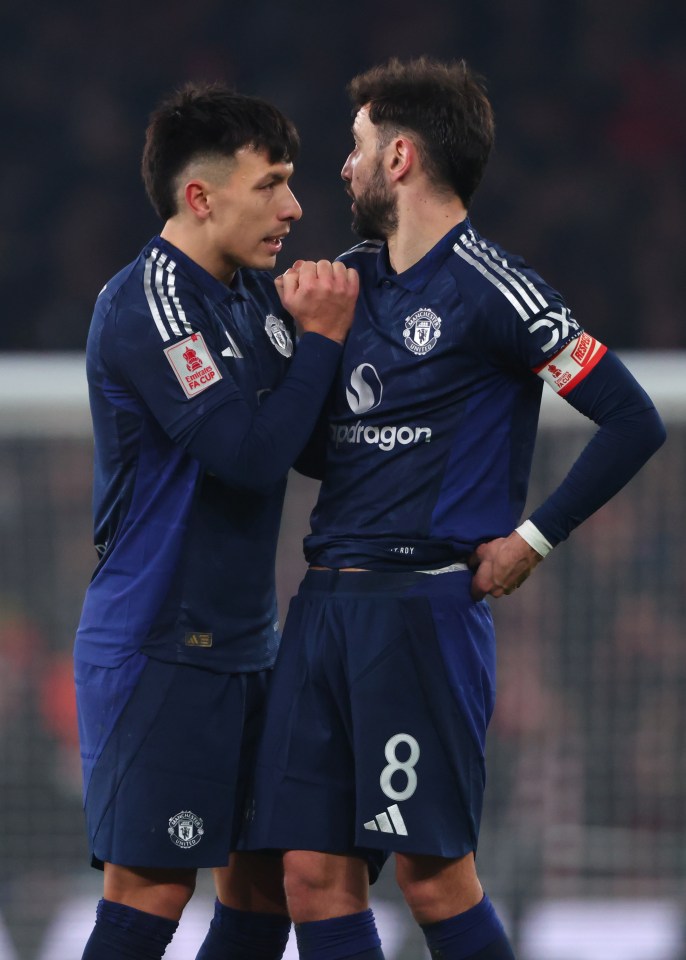 Manchester United's Bruno Fernandes and Lisandro Martínez.