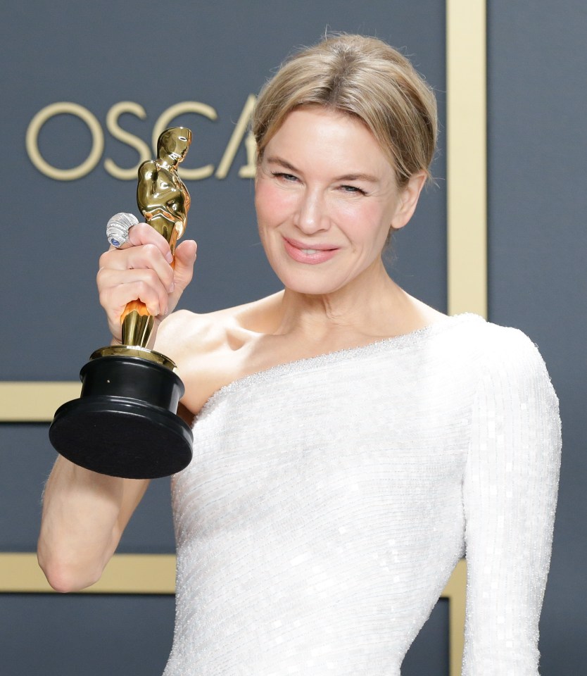 Renée Zellweger backstage at the 2020 Academy Awards holding her Oscar.